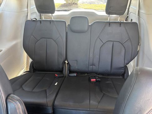 Used 2019 Chrysler Pacifica Touring-L image 26