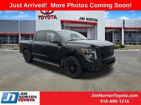 Used 2018 Nissan Titan SV w/ SV Convenience Package AWD/4WD image 2