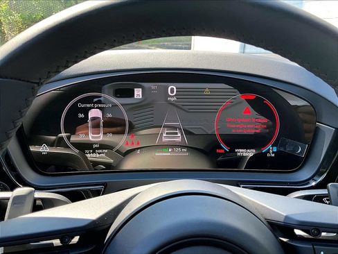 Certified 2025 Porsche Cayenne E-Hybrid Coupe AWD/4WD image 25