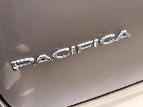 Used 2017 Chrysler Pacifica Touring w/ Tire & Wheel Group FWD image 9