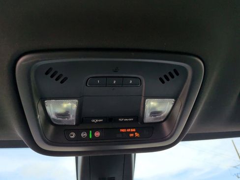 Used 2023 Chevrolet Traverse LT image 21