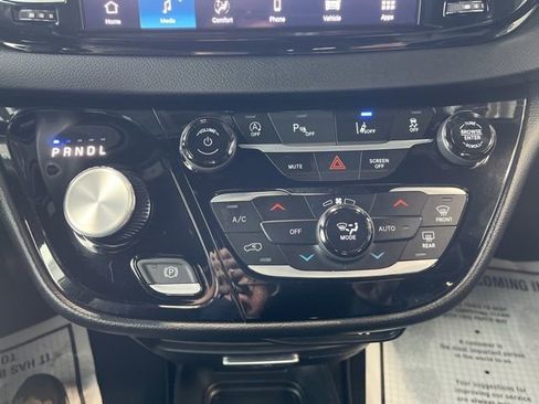 Certified 2025 Chrysler Pacifica Select image 18