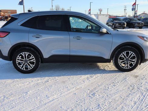 Used 2022 Ford Escape SEL w/ Technology Package image 4