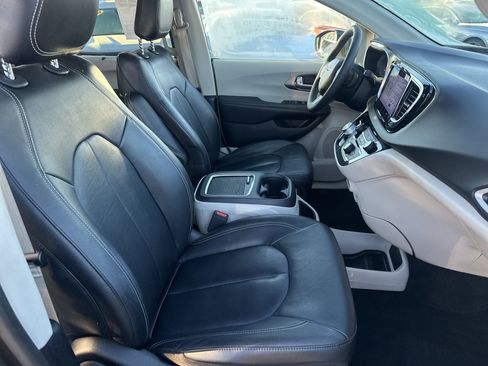 Used 2022 Chrysler Pacifica Touring-L image 13