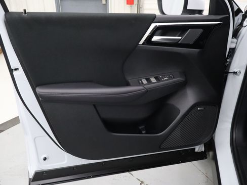 New 2026 Mitsubishi Outlander ES image 9