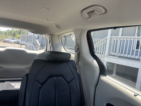 Used 2017 Chrysler Pacifica Touring-L FWD image 32