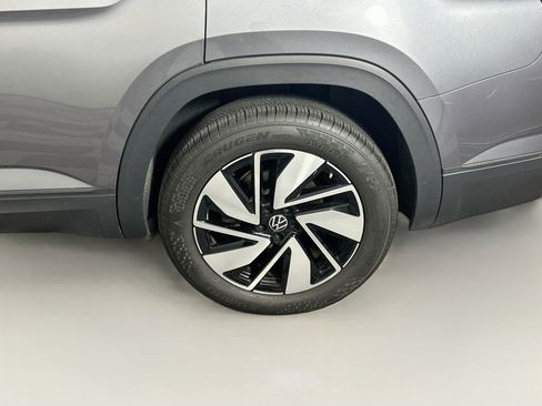Used 2025 Volkswagen Atlas SE FWD image 11