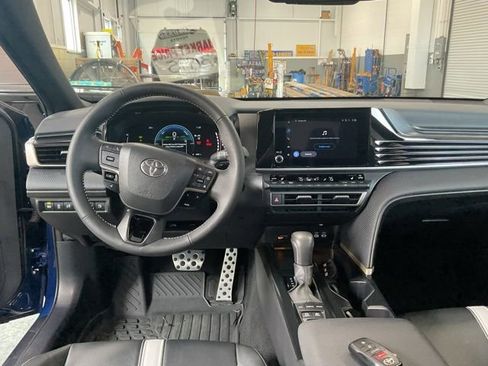 Used 2025 Toyota Camry SE w/ Convenience Package FWD image 12