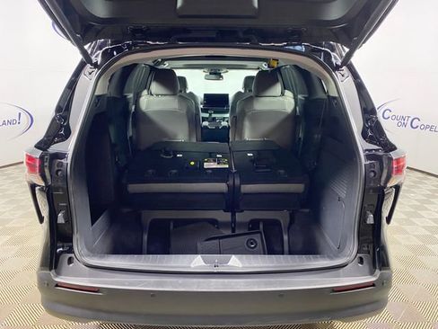 Used 2025 Toyota Sienna XLE image 6