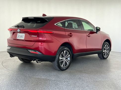 Used 2022 Toyota Venza XLE image 6