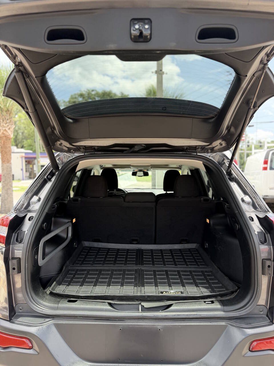 Used 2017 Jeep Cherokee 75th Anniversary FWD image 8