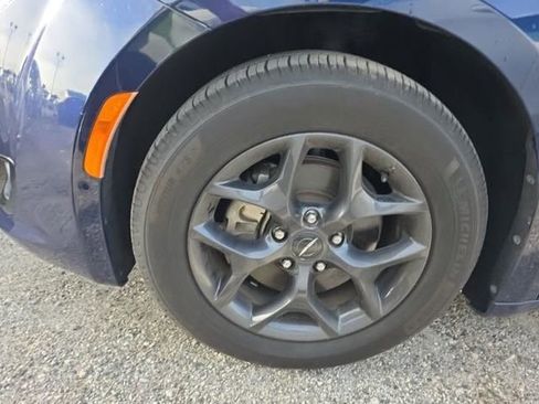 Used 2018 Chrysler Pacifica Touring-L Plus w/ Advanced Safetytec Group image 3