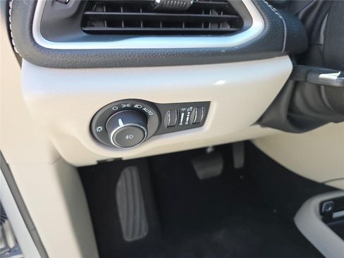 Used 2023 Chrysler Pacifica Touring-L FWD image 18