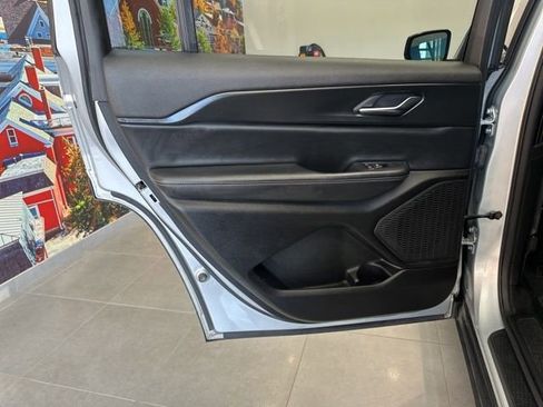 Used 2023 Jeep Grand Cherokee L Laredo image 37