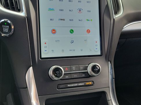 Used 2024 Ford Edge Titanium image 27