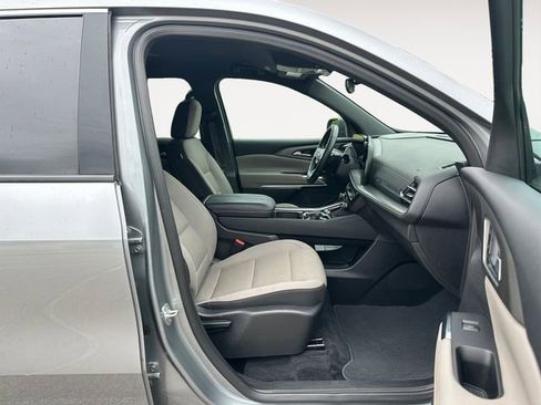 Used 2025 Chevrolet Traverse LT FWD image 15