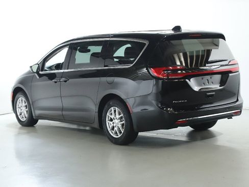 Used 2024 Chrysler Pacifica Touring-L image 40