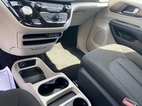 Used 2023 Chrysler Voyager LX FWD image 17