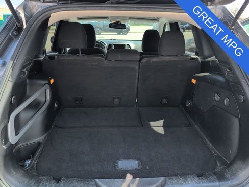 Used 2016 Jeep Cherokee Latitude w/ Cold Weather Group image 11