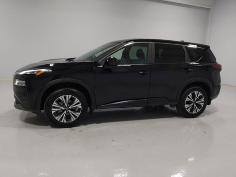 Used 2022 Nissan Rogue SV image 2