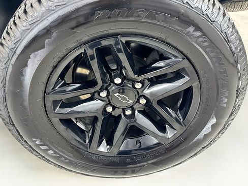 Used 2022 Chevrolet Silverado 1500 Custom Trail Boss AWD/4WD image 38