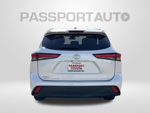 Used 2022 Toyota Highlander XLE AWD/4WD image 7