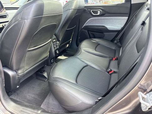 Used 2022 Jeep Compass Latitude w/ Sun and Sound Group AWD/4WD image 9