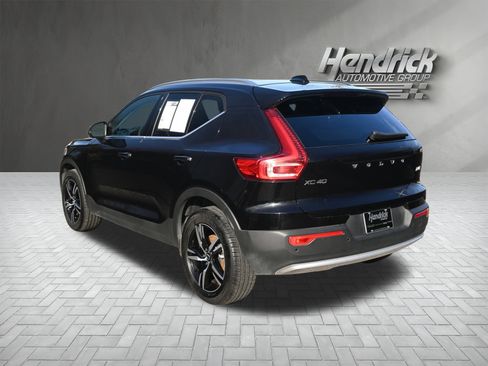 Used 2025 Volvo XC40 B5 Core image 9