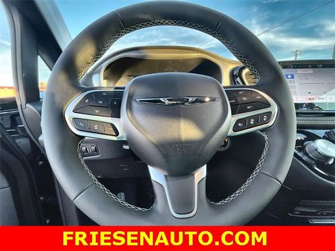 New 2025 Chrysler Pacifica Select w/ Uconnect Theater Family Group image 15