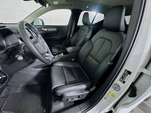 Used 2025 Volvo XC40 B5 Plus image 13
