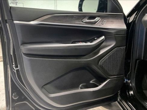 Used 2025 Jeep Grand Cherokee L Limited w/ Black Appearance Package image 21