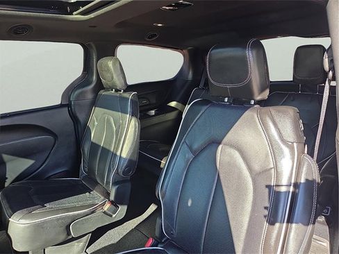 Used 2023 Chrysler Pacifica Limited w/ Uconnect Theater Family Group image 11