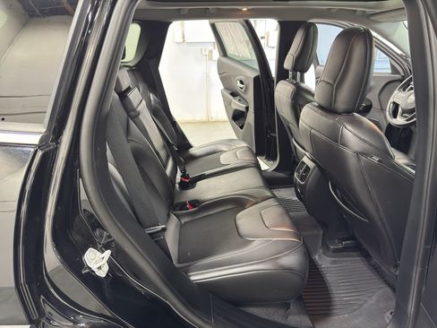 Used 2019 Jeep Cherokee Latitude Plus w/ Comfort/Convenience Group AWD/4WD image 30