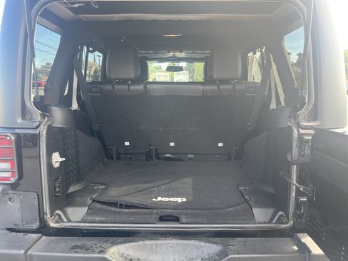 Used 2017 Jeep Wrangler Unlimited Rubicon w/ Connectivity Group AWD/4WD image 17