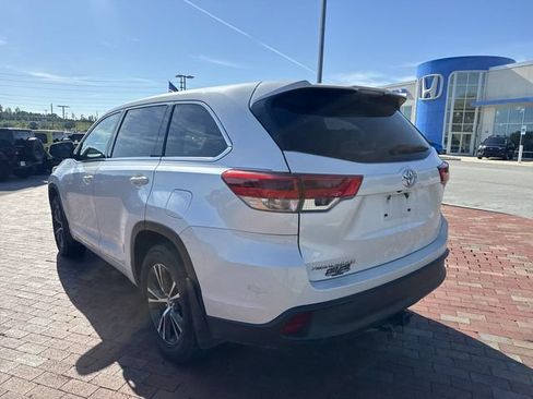 Used 2018 Toyota Highlander LE FWD image 7