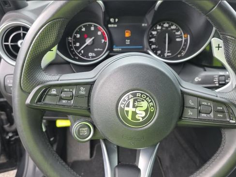 Used 2023 Alfa Romeo Giulia Veloce AWD/4WD image 3
