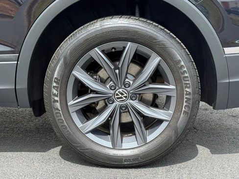 Used 2023 Volkswagen Tiguan SE w/ Panoramic Sunroof Package image 17