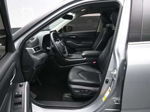 Certified 2021 Toyota Highlander XLE image 9