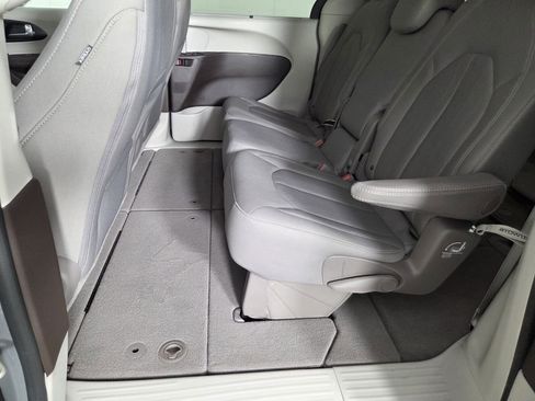 Certified 2020 Chrysler Pacifica Touring w/ Advanced Safetytec Group image 22