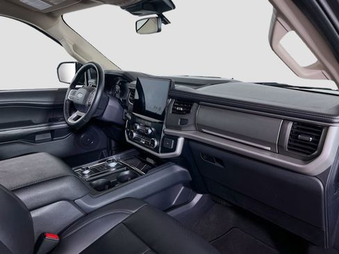 Used 2024 Ford Expedition XLT image 32