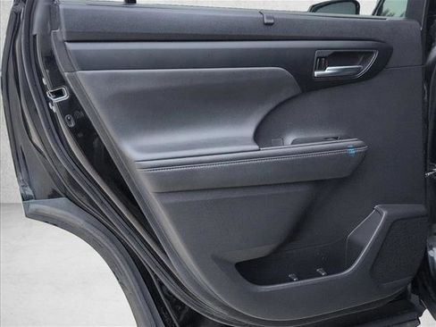 Used 2021 Toyota Highlander XLE image 21