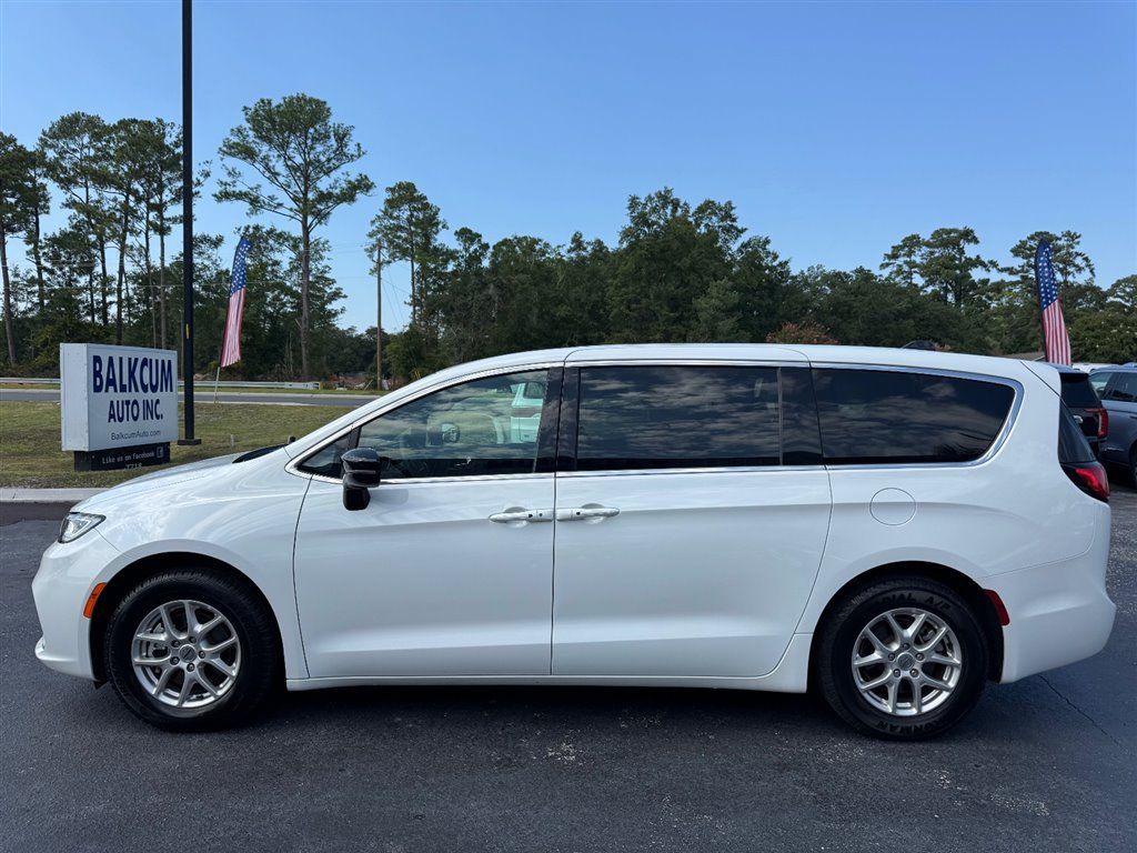 Used 2025 Chrysler Pacifica Select FWD image 5