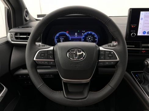 Used 2025 Toyota Sienna XLE Woodland Edition image 20