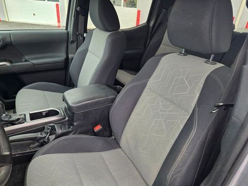 Used 2022 Toyota Tacoma TRD Sport image 13