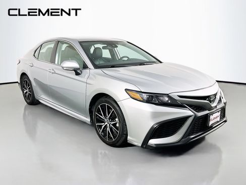 Used 2022 Toyota Camry SE FWD image 3