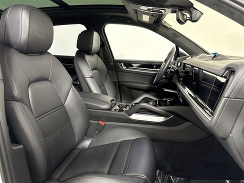 New 2025 Porsche Cayenne Turbo image 24