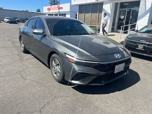 Used 2025 Hyundai Elantra SE FWD image 1