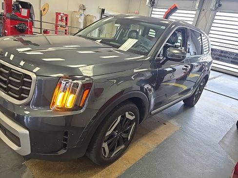 Used 2024 Kia Telluride S w/ S Sunroof Package FWD image 2