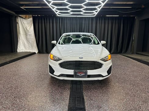 Used 2019 Ford Fusion SE FWD image 2