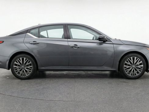 Used 2025 Nissan Altima 2.5 SV FWD image 11